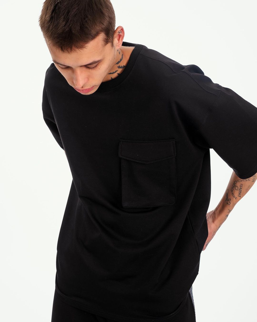 Oversize T-Shirt mit Tasche - Schwarz