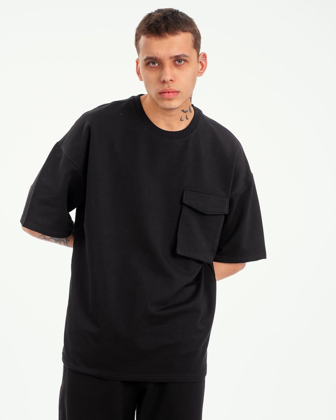 Oversize T-Shirt mit Tasche - Schwarz