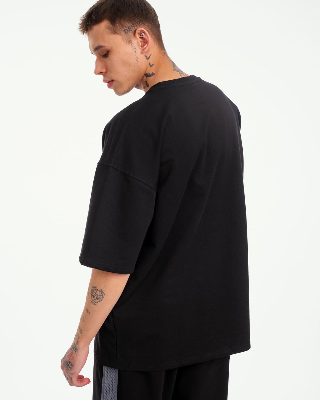 Oversize T-Shirt mit Tasche - Schwarz