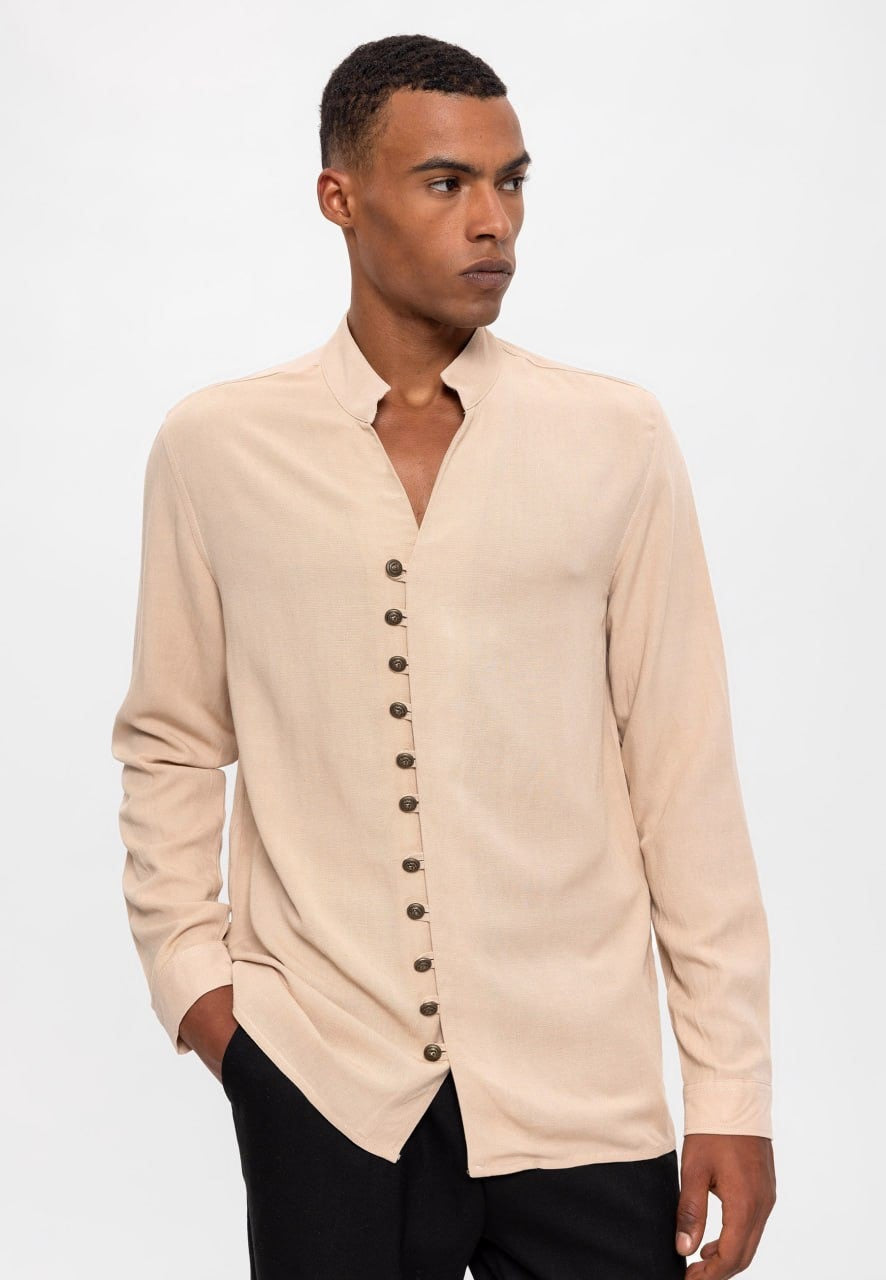 Stehkragen Herrenhemd mit Knopfdetail - Beige