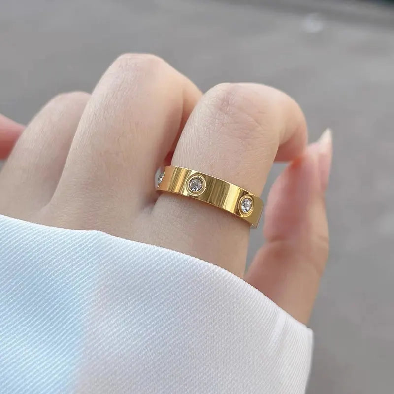 Love Ring mit sechs Kristallsteinen - Gelbgold vergoldet