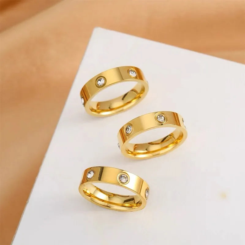 Love Ring mit sechs Kristallsteinen - Gelbgold vergoldet