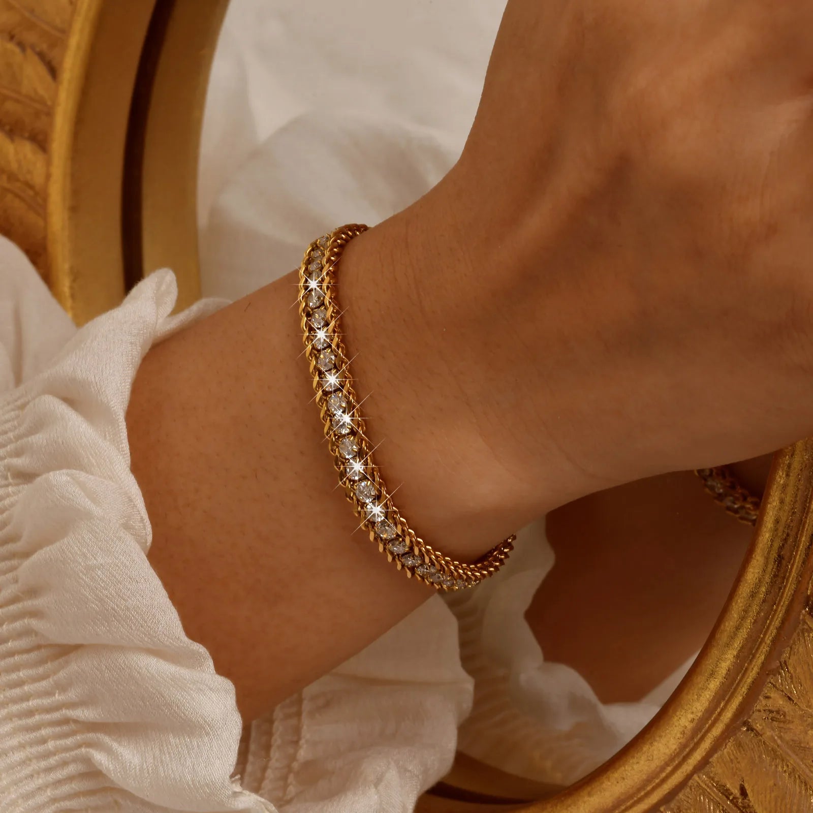 Twisted Armband mit weißen Diamanten - 18K Gelbgold vergoldet