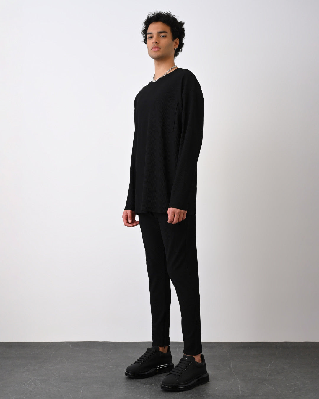 Langarmshirt mit Tasche - Schwarz