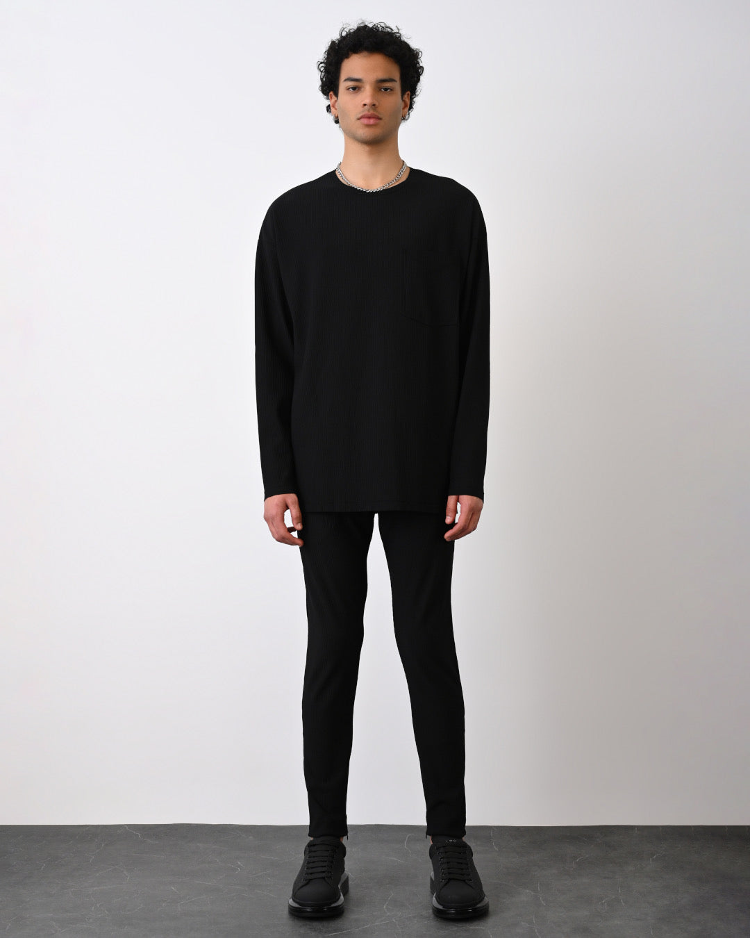 Langarmshirt mit Tasche - Schwarz