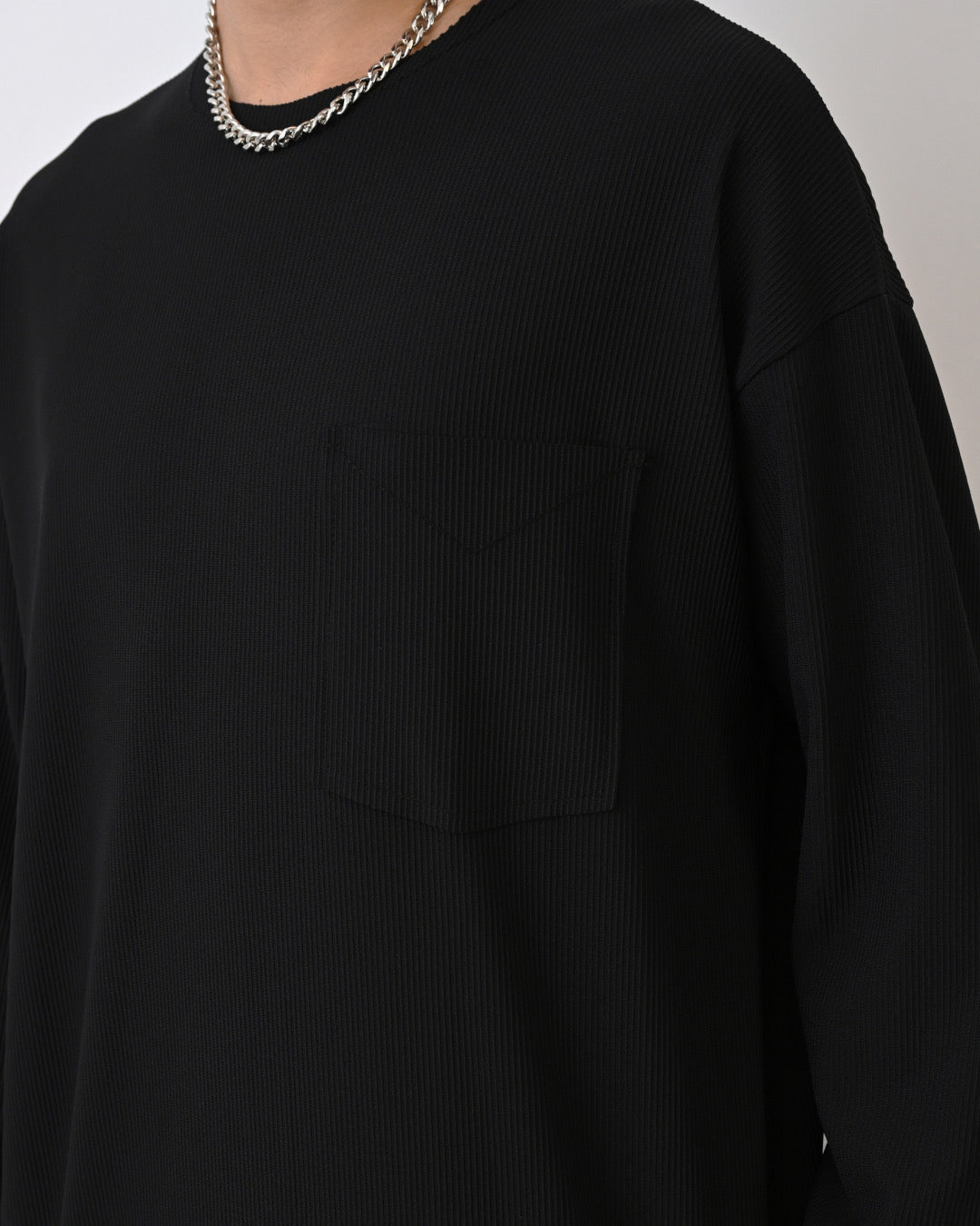 Langarmshirt mit Tasche - Schwarz