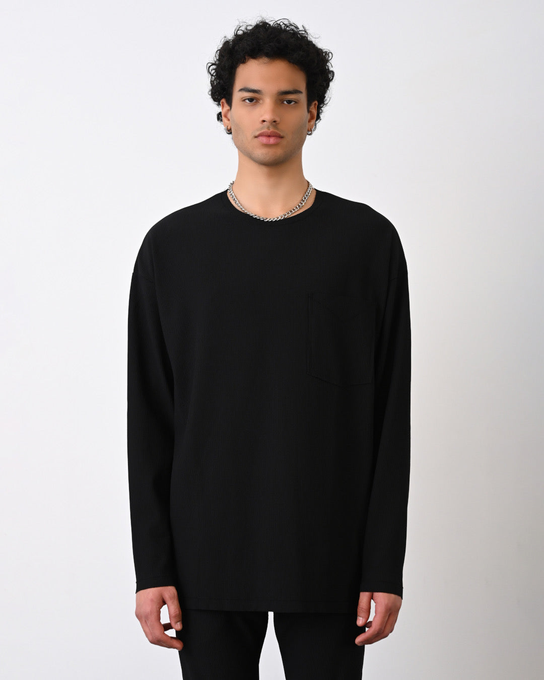 Langarmshirt mit Tasche - Schwarz